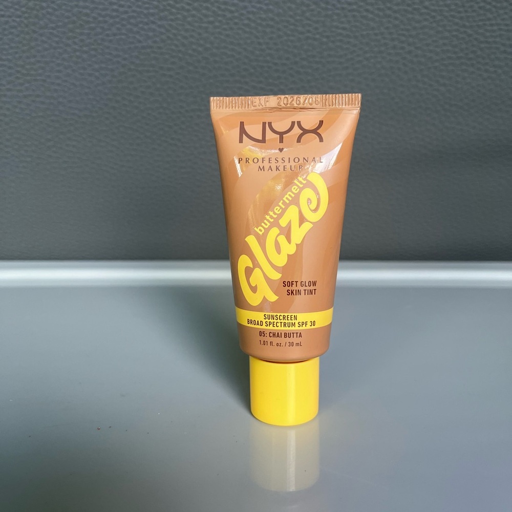 NYX Buttermelt Glaze Skin Tint - Shade Chai Butta